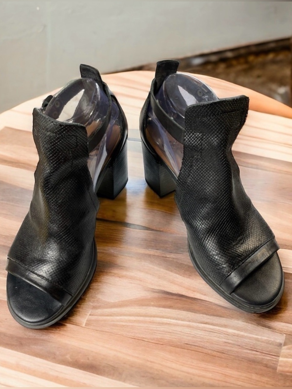 OTBT Metaphor” Block Heel Sandal. Black. 100% Leather. Size 9M
